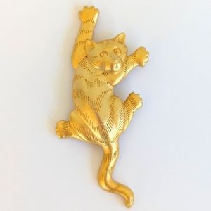 VTG JJ Jonette Matte Gold Tone Scratching Climbing Kitty Cat 1988 Brooch Pin